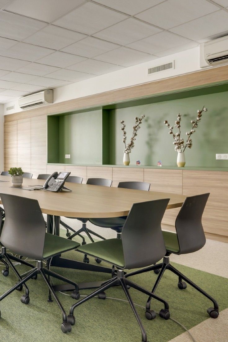 Modern Corporate Meeting Room with Integrated Video Conferencing Array #18
